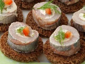 Put the roll on a slice of bread and decorate, for example, with herbs, tomatoes or bell peppers. Heres such a simple recipe for herring ...