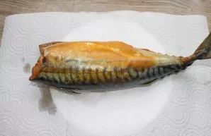 Remove the mackerel from the brine, wipe with a paper towel and apply oil for shine. Then cut into pieces and serve.