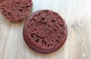 Remove the biscuit from the tin and cut off the top to smooth the top.