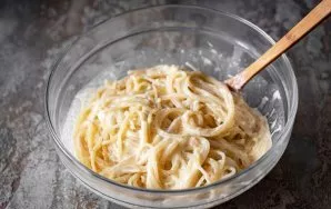 Drain the spaghetti in a colander and put in a bowl, pour the cheese sauce. Mix everything.
