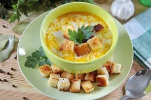 The soup is ready. Serve hot, garnish each plate with crispy toast and fresh herbs. Delicious!