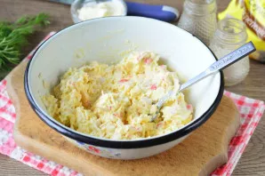 Stir, the filling is ready.