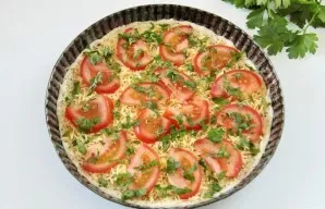 Spread the tomato cut into thin slices evenly on top and sprinkle with chopped parsley.