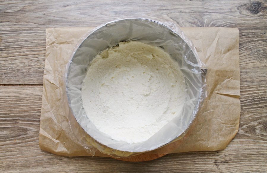 Spread half of the coconut mass on the base of the cookies, press down and smooth.