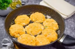 Heat vegetable oil in a pan and put all the prepared cutlets. Fry the cutlets on each side for 5 minutes over low heat.