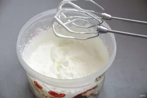 To serve the cake, whip the cream with a little powdered sugar, about 2 teaspoons.