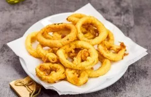 Remove excess oil with kitchen paper towels. You can serve a snack.