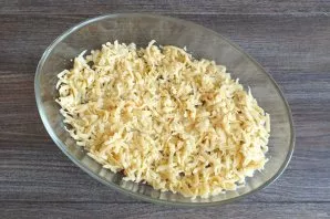 After the time has elapsed, take a baking dish. Grease with a thin layer of butter. Remove the dough from the freezer. Grate one part of ...