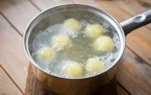 Boil water in a saucepan and very carefully lay out part of the formed dumplings. Boil the dumplings for 6-8 minutes.
