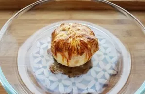 Lubricate the surface of the dough in any way known to you: milk or egg yolk. We bake in an oven preheated to 180 degrees for 20-25 minutes.