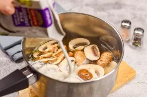 Pour coconut milk into the soup. If you use coconut cream, add 2-3 tablespoons. Mix everything and remove the soup from the heat.