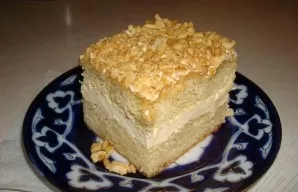 Sprinkle the cake with almonds, put in the refrigerator for several hours. Delicious!