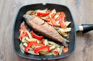 Cut the pepper, remove the seeds, cut into slices and place next to the fish. Pour in the wine, close the lid and simmer for 7 minutes ov...