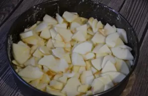 Put peeled and sliced apples on top of the dough.
