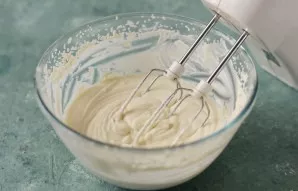 For cream, beat the butter with icing sugar until smooth. Then add cottage cheese and sour cream, mix with a mixer until smooth.