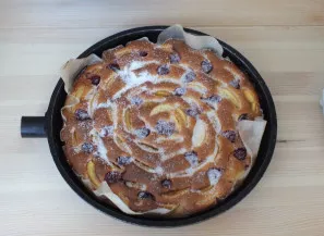 After the time has passed, take out the cake, sprinkle the top with 1 tablespoon of sugar and put it back in the oven for 10 minutes.