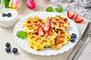 Coat the curds with sour cream and taste. Enjoy your meal!