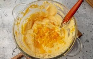 Grate the zest of lemon and orange, and finely chop the orange pulp. Add them to the pumpkin-curd mass, mix.