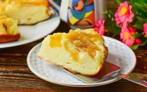 Cut the cottage cheese-apple pie into pieces and serve.