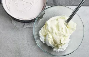 Mix the other half of the cottage cheese with the remaining cream and gelatin solution.