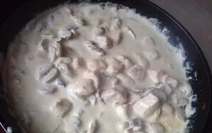 Stir and simmer for another 8-10 minutes until the cream thickens.