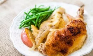 Serve the chicken with stewed apples and onions, pour the resulting sauce.
