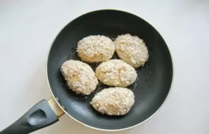 From the resulting mince, form cutlets, roll in breadcrumbs. Put in a pan with hot refined sunflower oil.