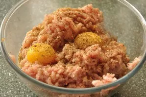 Pass the meat through a meat grinder. Divide the eggs into whites and yolks. Add salt, pepper, your favorite spices, yolks to the minced ...