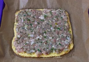 Put minced meat on the omelette and flatten it with a spoon.