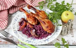 Duck legs with apples and red cabbage in the oven