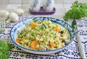 Bulgur with mushrooms, corn and green peas