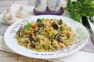 Bulgur with chicken liver and champignons