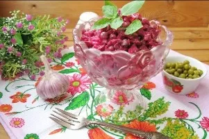 Beetroot salad with green peas