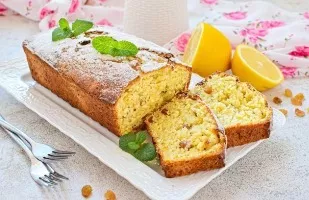 Lemon curd cake with raisins