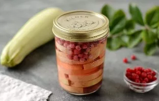 Zucchini with red currants for the winter