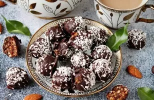 Date and almond candies