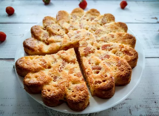 Sour cream cake with dried apricots