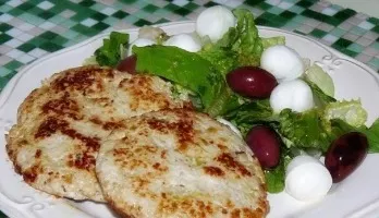 Turkey cutlets with apples and nuts