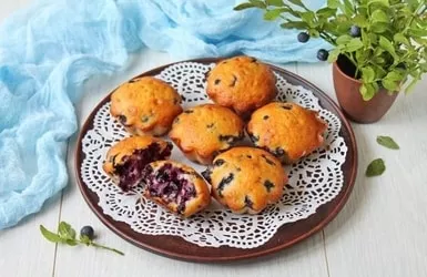 Cupcakes with blueberries