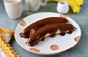 Baked bananas in chocolate