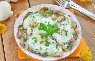 Fried eggs with mushrooms