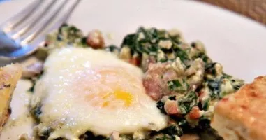 Fried eggs with spinach, mushrooms and bacon