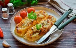 Salmon in cream sauce, baked in the oven