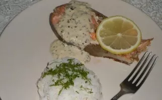 Salmon steak with cream sauce