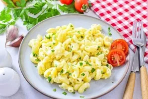 Pasta in a creamy sauce with garlic