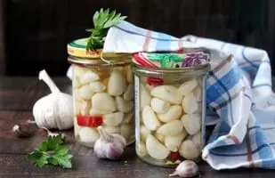 Pickled garlic with chilli pepper