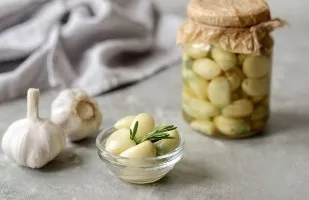 Pickled garlic without vinegar