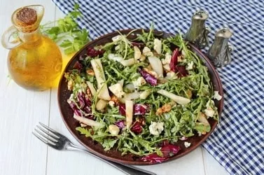 Blue cheese and pear salad