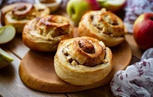 Yeast rolls with apples and cinnamon