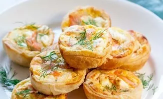 Mini quiche with salmon